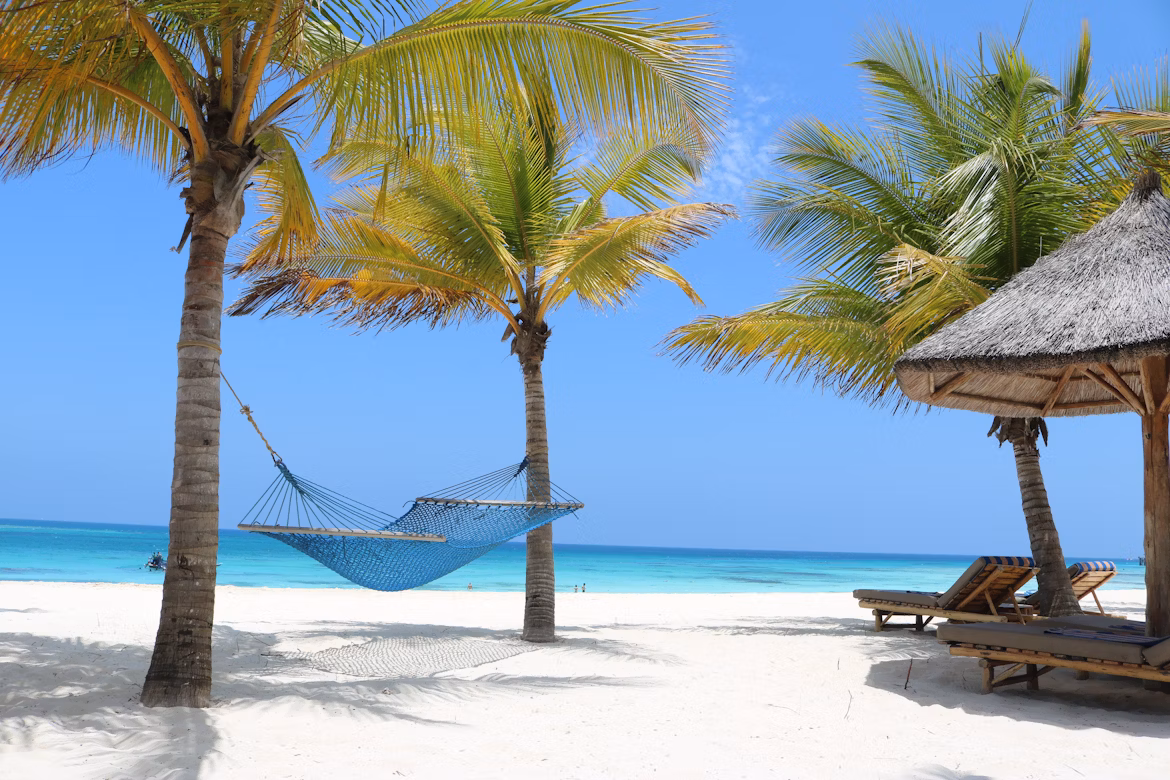White sand and boats on Île aux Cerfs